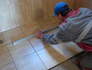 Как да си направим подовете в банята гледа всички възможности, които съществуват към устройството на етажа в банята с ръце