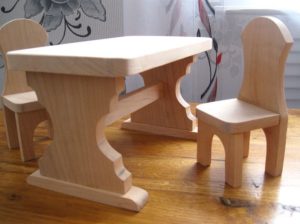 Как да си направим маса и столове за кукли с техните ръце стъпки