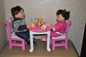 Как да си направим маса и столове за кукли с техните ръце стъпки