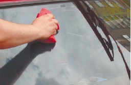 Как да премахнете драскотини върху техниките за премахване на автомобилни стъкла и полиране
