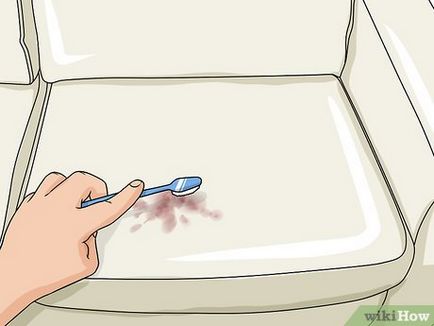 Как да премахнете сухи петна от кръв от дивана