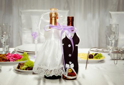 Как да украсят една бутилка шампанско за сватбата със собствените си ръце