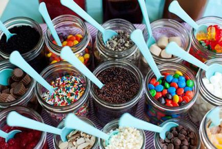 Как да се украсяват сладолед у дома с шоколад и плодове
