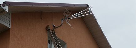 Как да се инсталира на антената на покрива на частен дом