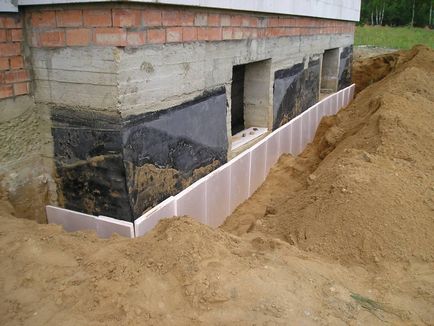 Как да защитим основите на къщата от вода и влага