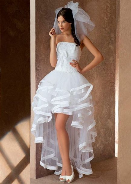 Къса сватбена рокля с влак с извивки, прав, с къса пола в предната