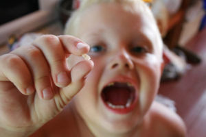 Какво да правим с паднал бебе зъб дете - съвети за родители