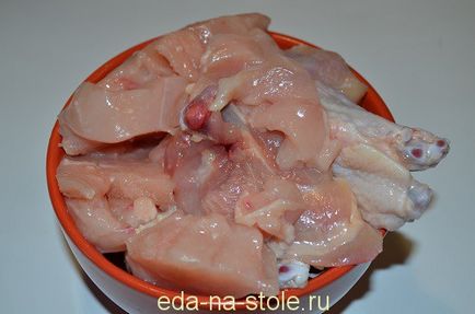 Пиле с гъби в заквасена сметана, храна на масата