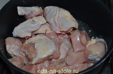 Пиле с гъби в заквасена сметана, храна на масата