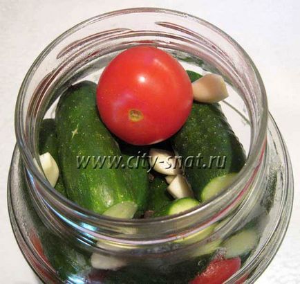 Мариновани домати и краставици - 