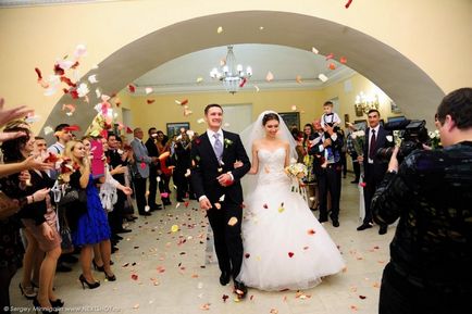 Започнете вашето сватбено тържество като красива начало, че трябва да се направи на тамада, родители, младоженци