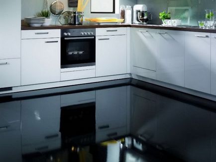 Саморазливна етаж в кухнята снимката