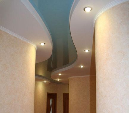 Опънати тавани в коридора, отколкото до край, който да избере дизайн, фото и видео примери