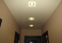 Опънати тавани в дизайна на коридор снимка в тесни и дълги в малко гланц, в Хрушчов