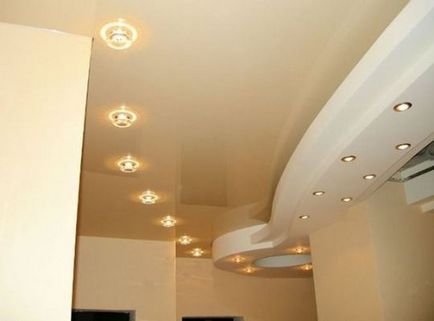Опънати тавани в дизайна на коридор снимка дълги, лъскави дуплекс, в малко по-тесен