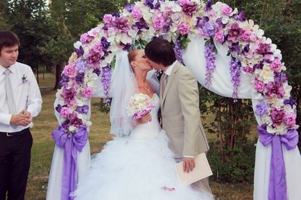 Осъществяване сватбени снимки като асистент в подготовка за красива сватба