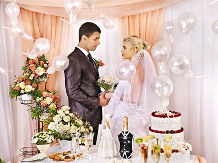 Осъществяване сватбена маса булката и младоженеца