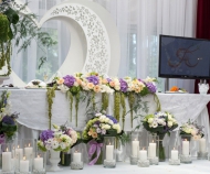 Осъществяване сватбена маса булката и младоженеца снимка 100