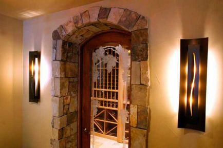 Довършителни арки с декоративен камък в апартамента на снимка