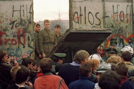Падането на Берлинската стена