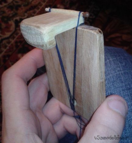 Телефон притежател на дървесина с ръцете си