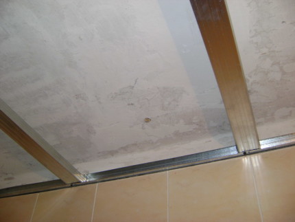 Окачени тавани в банята с ръцете си сглобяването и монтажа