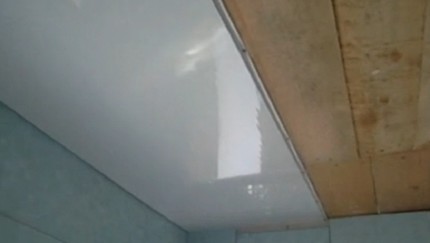 Окачени тавани в банята с ръцете си сглобяването и монтажа