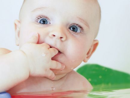 Дете 2-3 месеца капе и дъвчене юмрук (защо повишено слюноотделяне)