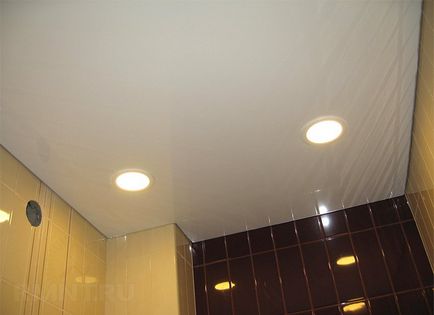 Зъбни рейки таван в банята с ръцете си