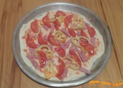 Рецепта за домашна пица с шунка, сирене и домати