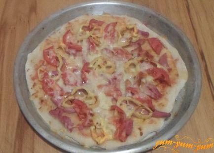 Рецепта за домашна пица с шунка, сирене и домати