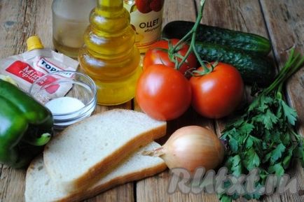 Салата с крутони, домати и краставици - рецептата със снимка