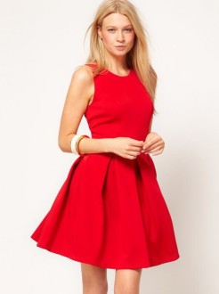 Какво се комбинира червена рокля