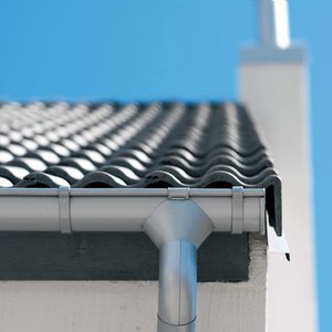Източване на водата от покрива на къщата разполага с проектирането и инсталирането на дренаж от покрива с ръце