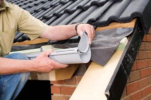 Източване на водата от покрива на къщата разполага с проектирането и инсталирането на дренаж от покрива с ръце