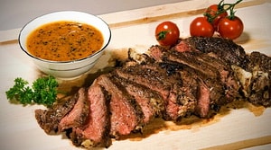 Juicy говеждо месо във фолио на фурна - рецепти със снимки