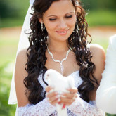 Сватбени прически с въздушни кичури коса от страната, с воал или гръм и трясък