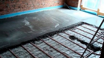 Дебелината на замазката на подово отопление, тъй като водата се излива топла вода етаж с ръцете си