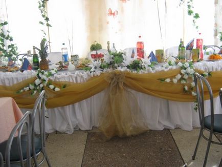 Декорация сватбена маса булката и младоженеца - снимка