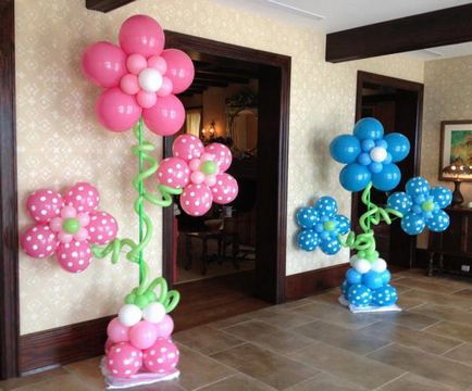 Декорация на залата на бала в школата на балони, цветя, плакати