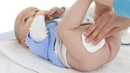 Новородено момченце грижи през първия месец от живота, как да се къпе, видео