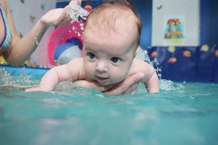 Новородено момченце грижи през първия месец от живота, как да се къпе, видео
