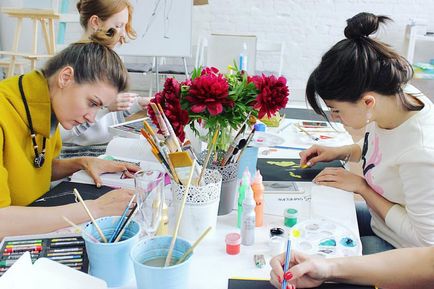 Новият върховен изкуство студио се обучават да изготвят цветя, да научите тънкостите на модни илюстрации и доволни