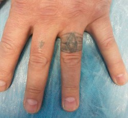 Значение на безименен пръст татуировка
