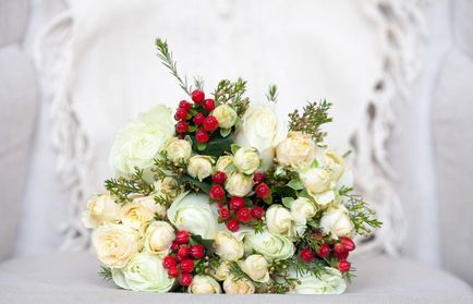 Булчински букет от рози на бели, червени, храст