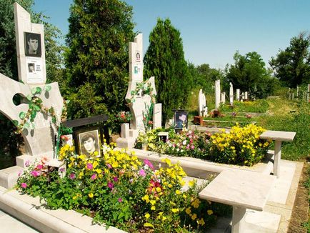 Какви цветя да се засадят в гробище, така че те цъфтят, многогодишни цветя със снимки и имена