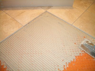 Как да се залепят плочки на пода