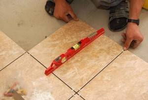 Как се лепят плочки на пода сами по себе си