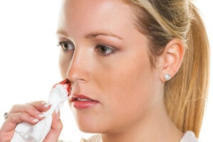 Как да се определи дори натрошени симптоми носа, първа помощ при фрактури и възможна корекция