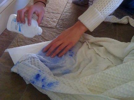 Как да се измие мастилото от химикалка от дрехите у дома
